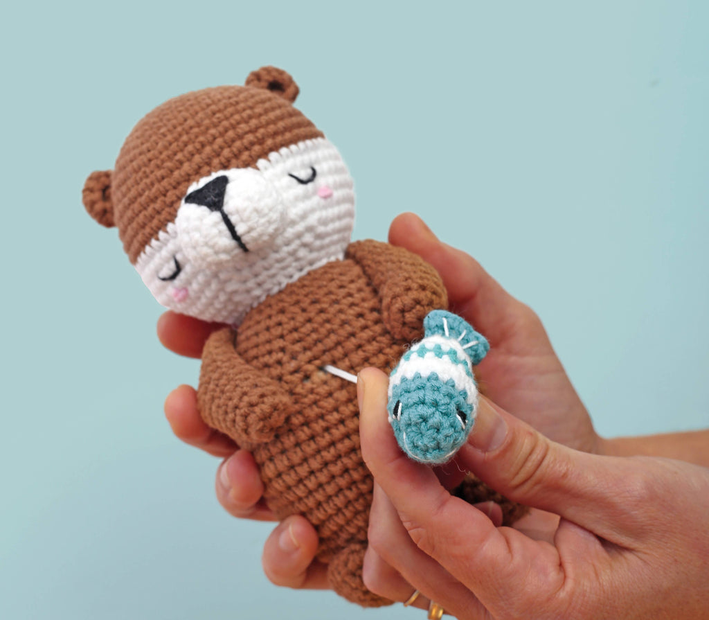 Amigurumi Otter Häkel-Kit - fertiger musikalischer Otter