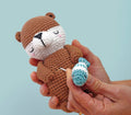 Amigurumi Otter Häkel-Kit - fertiger musikalischer Otter