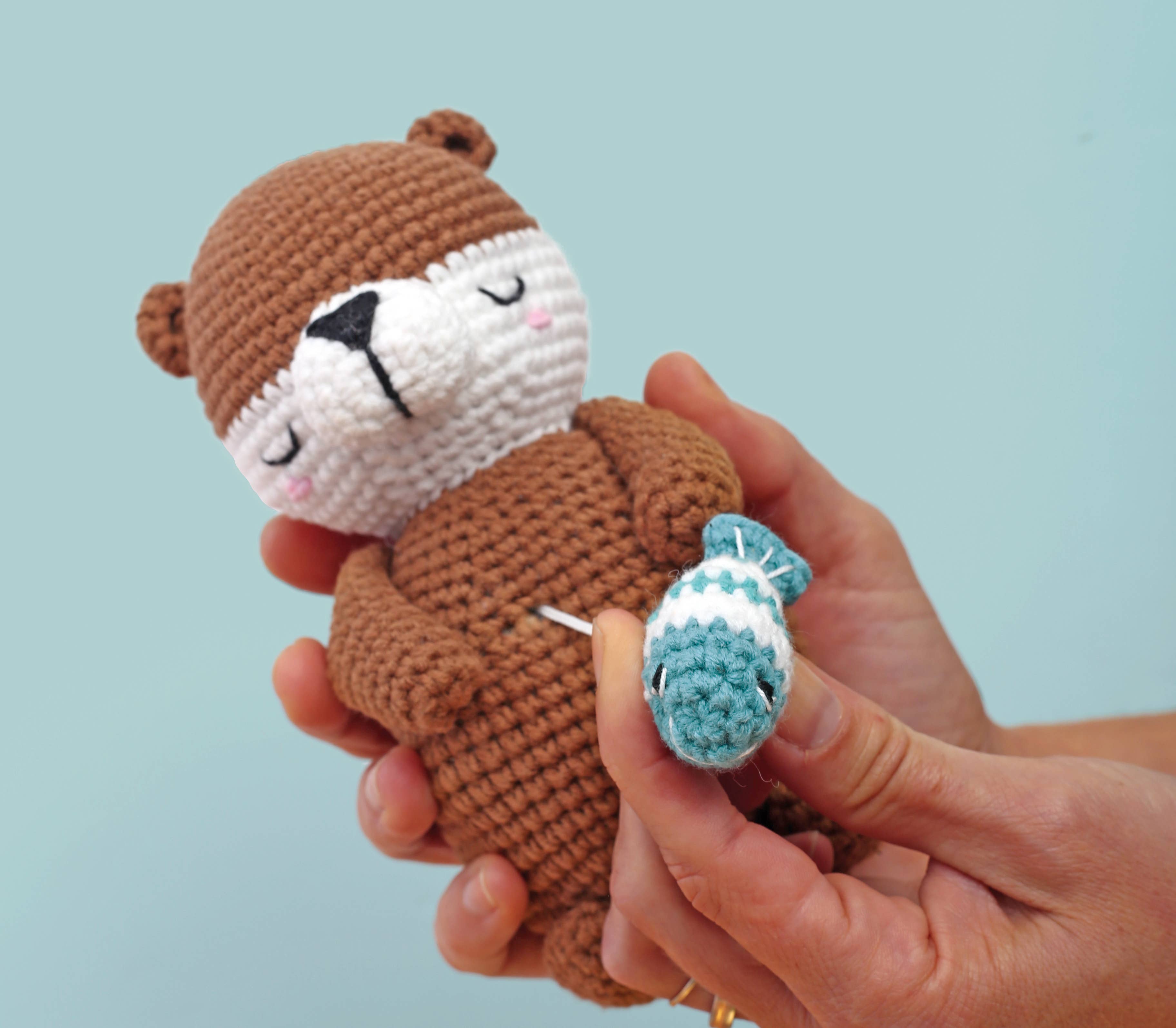 Amigurumi Otter Häkel-Kit - fertiger musikalischer Otter