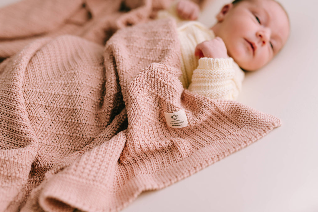 Rosa Babydecke aus Bio-Baumwolle mit Diamantmuster