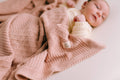 Rosa Babydecke aus Bio-Baumwolle mit Diamantmuster