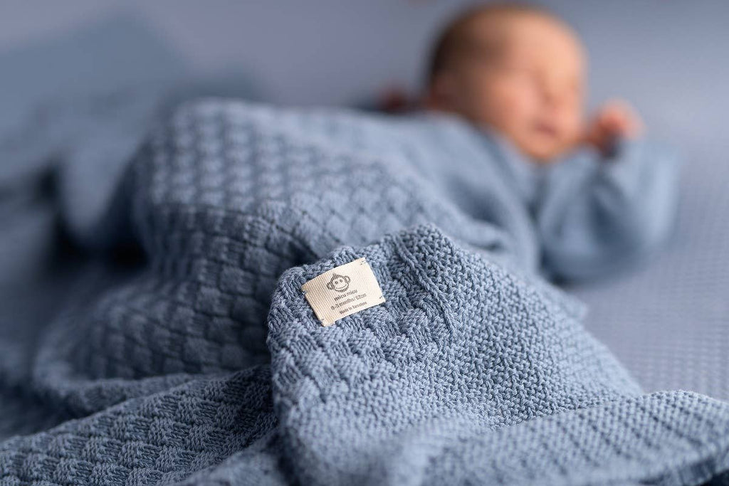 micu micu Babydecke in Blau, Detailansicht mit Marken-Etikett