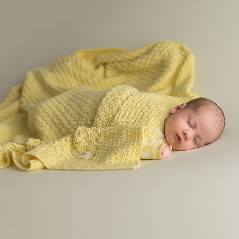 Babydecke aus biologischer Baumwolle mit quadratischem Muster in Gelb