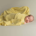Babydecke aus biologischer Baumwolle mit quadratischem Muster in Gelb
