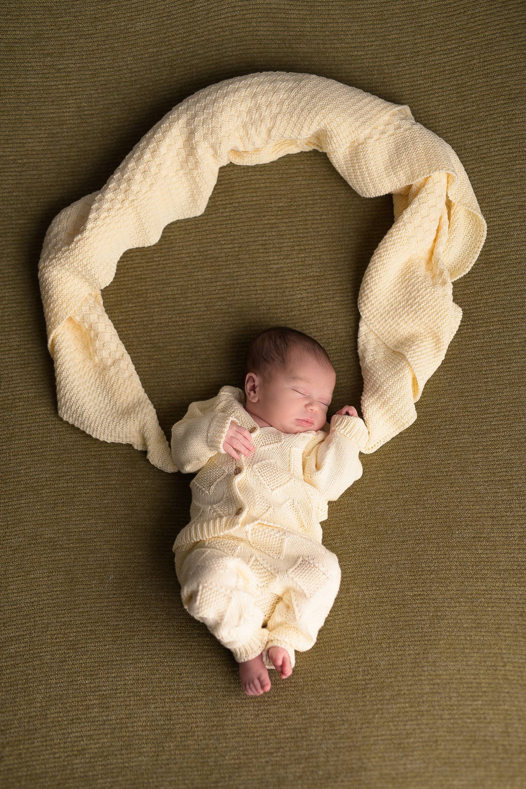 Quadratische rohe Babydecke als Nest gerollt für Neugeborenen- Fotografie