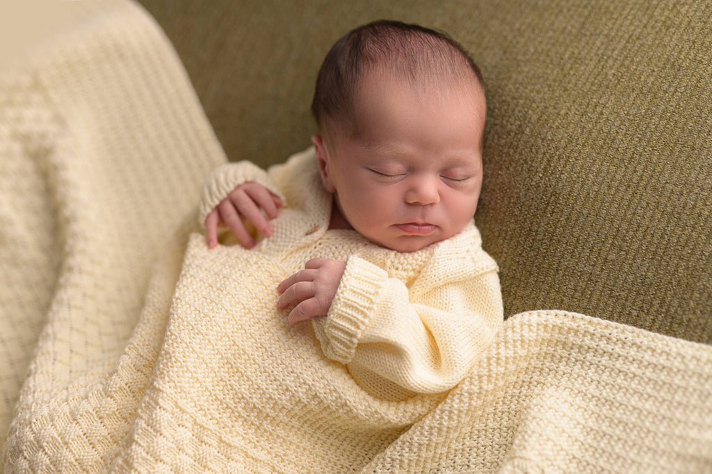 Schlafendes Baby kuschelig zugedeckt mit quadratischer Babydecke