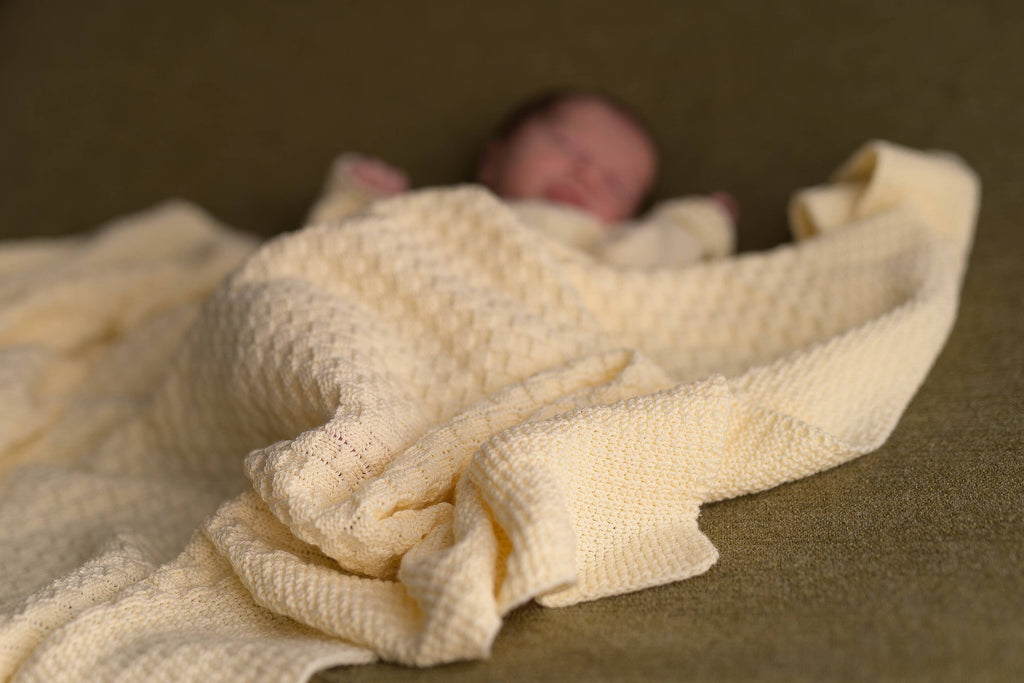 Detailansicht der handgestrickten Babydecke